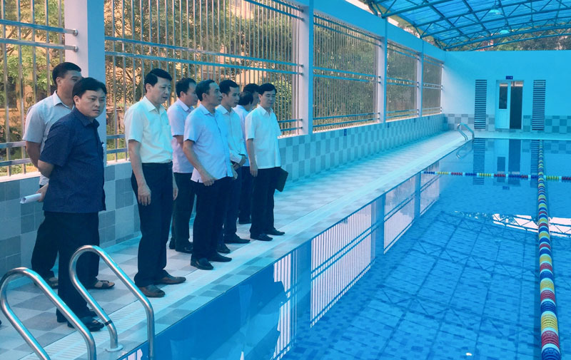 Lãnh đạo tỉnh kiểm tra tiến độ xây dựng một số công trình bể bơi trường học