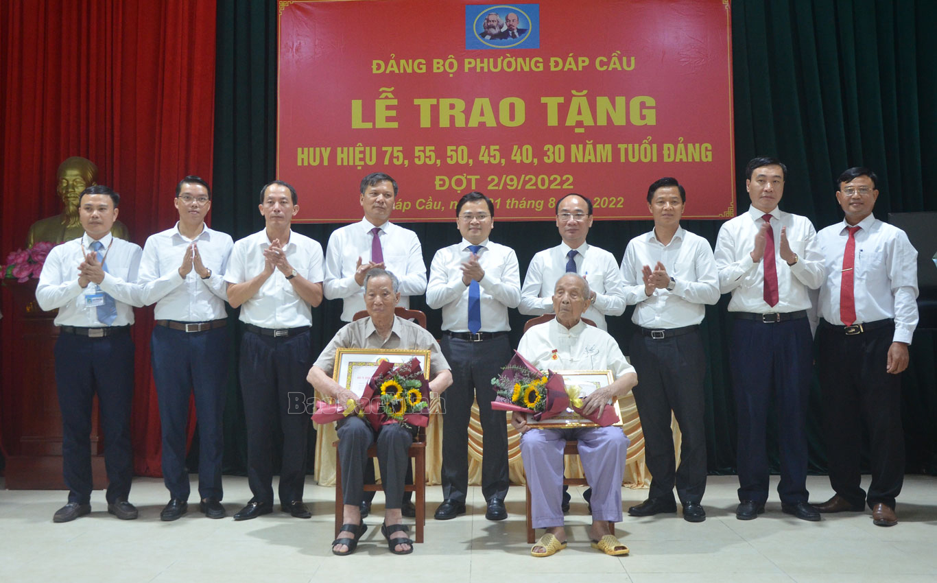 Bí thư Tỉnh ủy Nguyễn Anh Tuấn trao Huy hiệu Đảng tại cơ sở