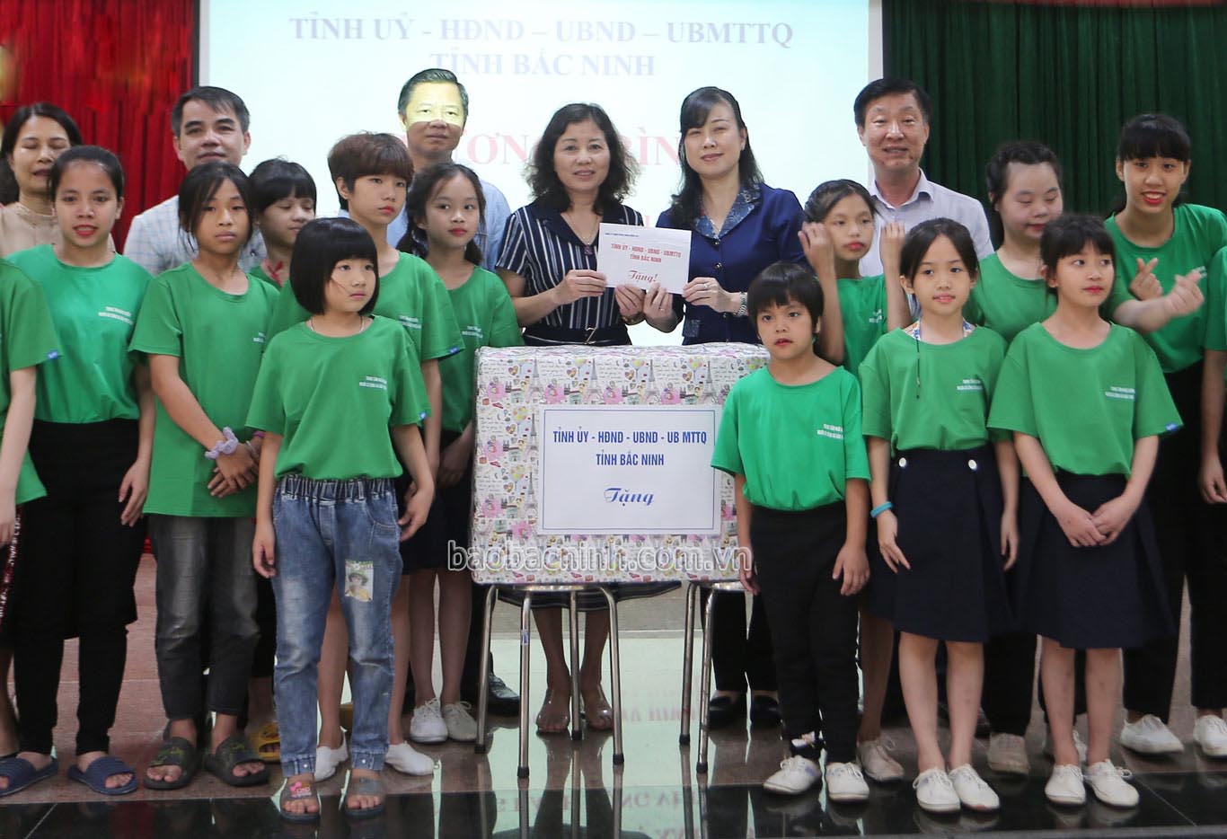 Bí thư Tỉnh ủy Đào Hồng Lan tặng quà trẻ em tại Trung tâm Nuôi dưỡng Người có công và bảo trợ xã hội tỉnh