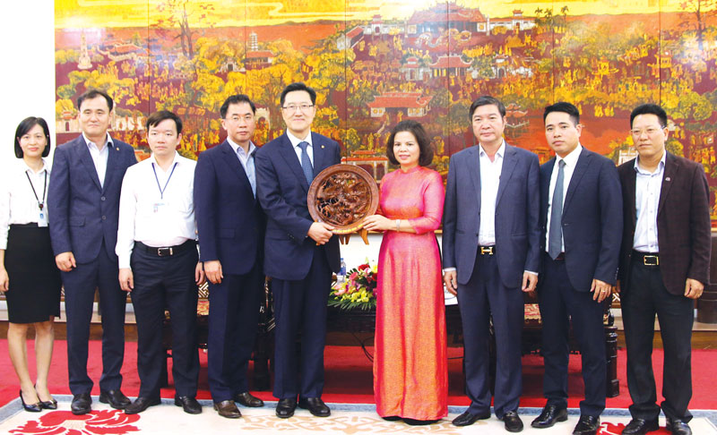 Chủ tịch UBND tỉnh Nguyễn Hương Giang làm việc với Công ty TNHH Hanwha Techwin Security Việt Nam