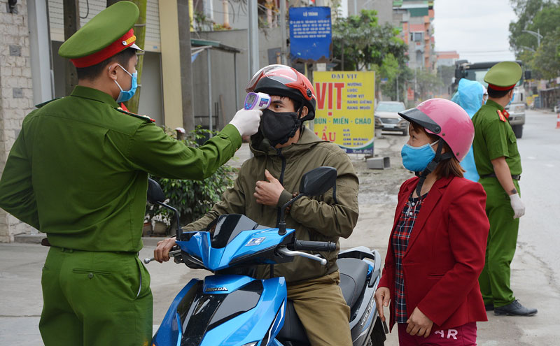 Phó Chủ tịch UBND tỉnh Nguyễn Văn Phong kiểm tra một số chốt phòng, chống dịch COVID-19