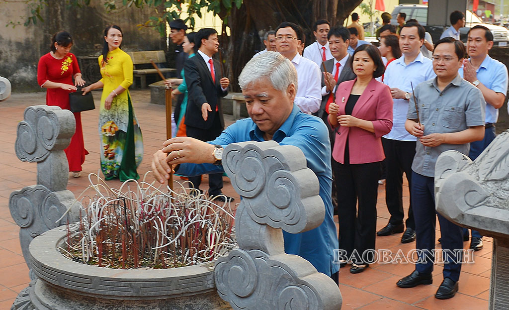 Chủ tịch Ủy ban Trung ương MTTQ Việt Nam Đỗ Văn Chiến dâng hương tại Đền thờ Danh nhân Nguyễn Cao