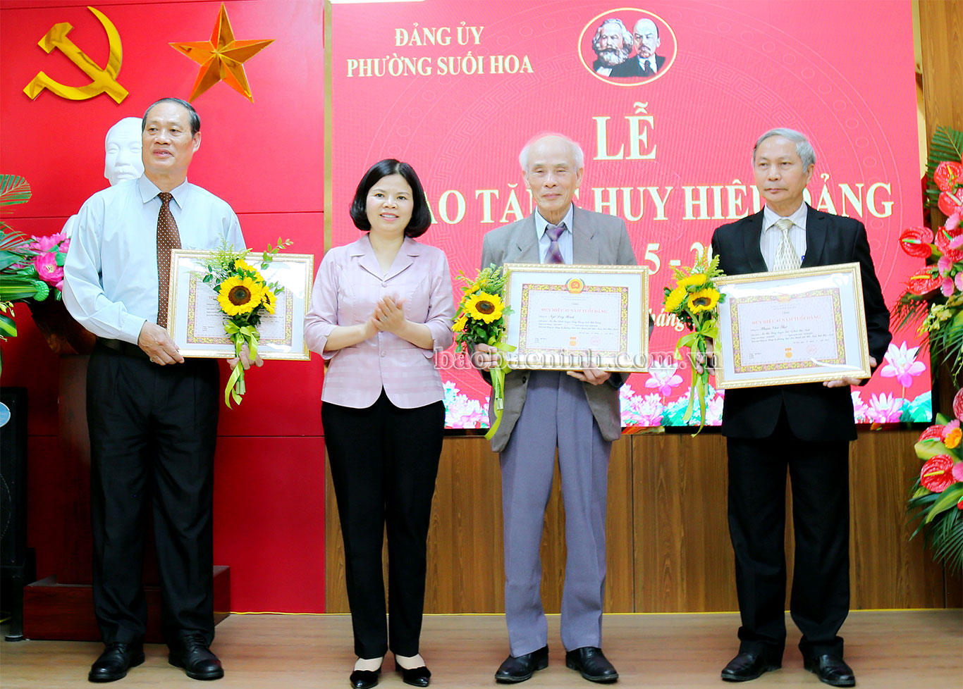 Phó Bí thư Tỉnh ủy, Chủ tịch UBND tỉnh Nguyễn Hương Giang dự Lễ trao tặng Huy hiệu Đảng