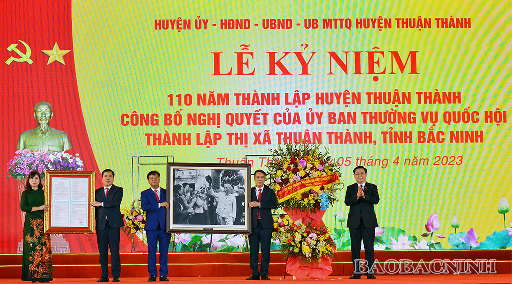 Trọng thể kỷ niệm 110 năm thành lập huyện và công bố Nghị quyết thành lập thị xã Thuận Thành