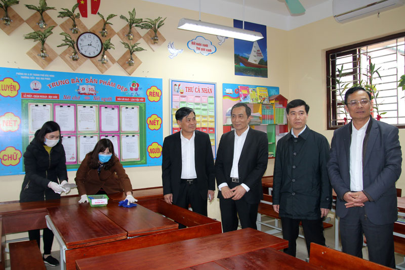 Phó Chủ tịch UBND tỉnh Nguyễn Văn Phong, kiểm tra công tác phòng, chống dịch bệnh do chủng mới virus Corona gây ra