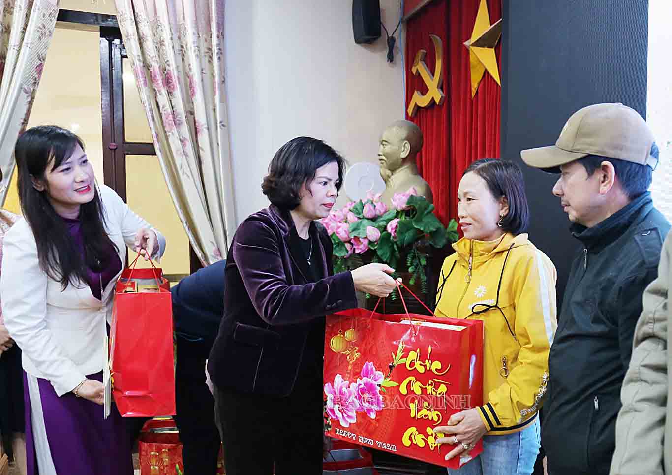 Chủ tịch UBND tỉnh Nguyễn Hương Giang trao quà Tết cho công nhân lao động hoàn cảnh khó khăn